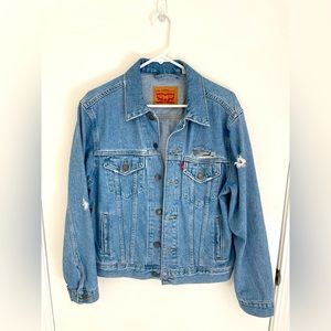 Distressed Levi’s jean jacket - size Medium